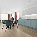 Central Luxurious Two Bedroom Apartment