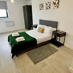 Amazing 1 Bedroom Flat With Balcony Views To The City 19Th Floor
