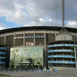 Near Etihad And Coop Live, Free Parking 3 Bed House