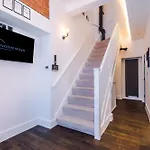 Incredible 3Bed Townhouse, Rooftop Patio, Sleeps 6