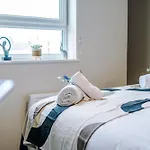 New! Stylish 2-Bed Apartment In Manchester By 53 Degrees Property, Great Location - Sleeps 6!