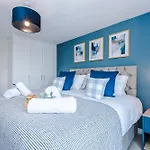 New! Stylish 2-Bed Apartment In Manchester By 53 Degrees Property, Great Location - Sleeps 6!