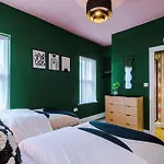 Modern 4-Bedroom In Manchester