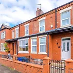 Modern 4-Bedroom In Manchester