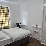 Spacious Double Bed Room In New Moston
