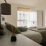 Manchester\'S Luxurious 2-Bed Haven With Balcony - Canal Views & Proximity To Manchester United