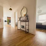 Manchester\'S Luxurious 2-Bed Haven With Balcony - Canal Views & Proximity To Manchester United