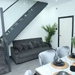 Full, Modern Family House In Salford
