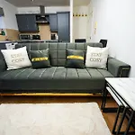Modern Luxury 2 Bed Apartment, Sleeps 6
