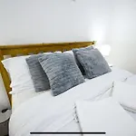 Modern Luxury 2 Bed Apartment, Sleeps 6