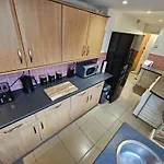 -Sleeps 10 People Spacious House -Fast Free Wifi -Free Parking -Contractor Friendly