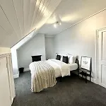 Luxury 5 Bed Salford Home Free Parking
