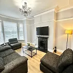 Luxury 5 Bed Salford Home Free Parking