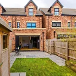 4 Bed House-2 Parking Spaces-Vibrant Location
