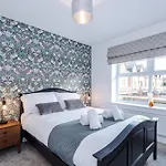 4 Bed House-2 Parking Spaces-Vibrant Location