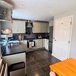 Charming Townhome Retreat, Close To Manchester