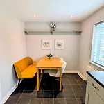 Charming Townhome Retreat, Close To Manchester