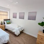 Charming Townhome Retreat, Close To Manchester