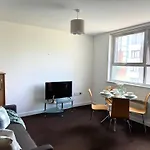 Chic Trafford Apartment, Private Underground Parking, Fast Wi-Fi, Self Check-In Anytime, 5 Mins To Old Trafford Stadium