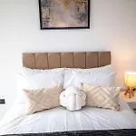 Modern And Sleek 2 Bed Flat In Central Manchester