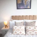 Modern And Sleek 2 Bed Flat In Central Manchester