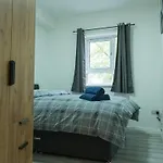 Stunning Modern 2 Bed Flat, With Parking, Near Town