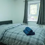 Stunning Modern 2 Bed Flat, With Parking, Near Town