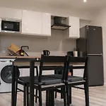 Stunning Modern 2 Bed Flat, With Parking, Near Town