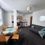 The Trafford Luxe , Garage Parking, Self Check-In Anytime - Perfect For Late Arrivals, Ultra- Fast Wi-Fi, 5 Mins To Old Trafford Stadium