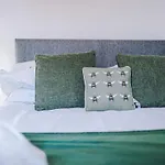 Discounted Month Deal Contractor Parking Wi-Fi Sleeps 8
