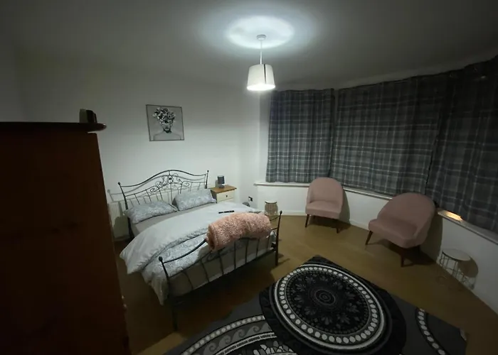 Lovely 2 Bedroom Apartment With Free Parking