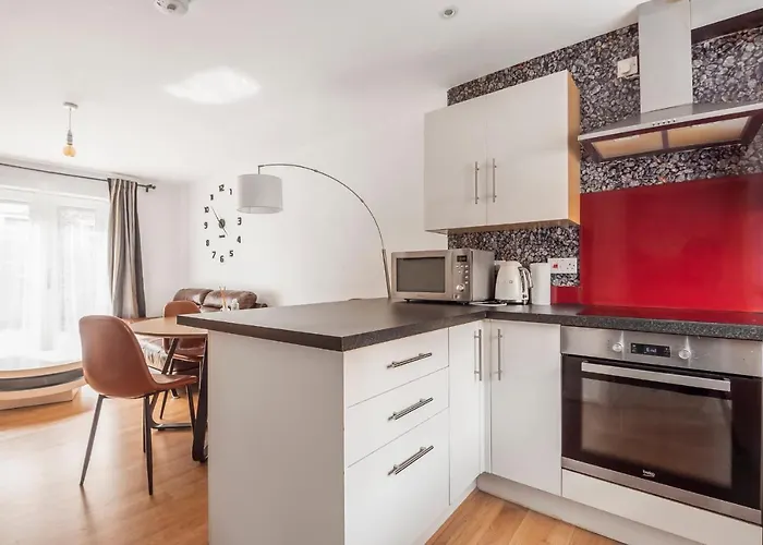 Entire Home - Cosy 3 Bedroom House, Close To Levenshulme Station, 13 Mins To Manchester City Centre