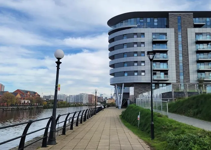 Manchester\'S Luxurious 2-Bed Haven With Balcony - Canal Views & Proximity To Manchester United