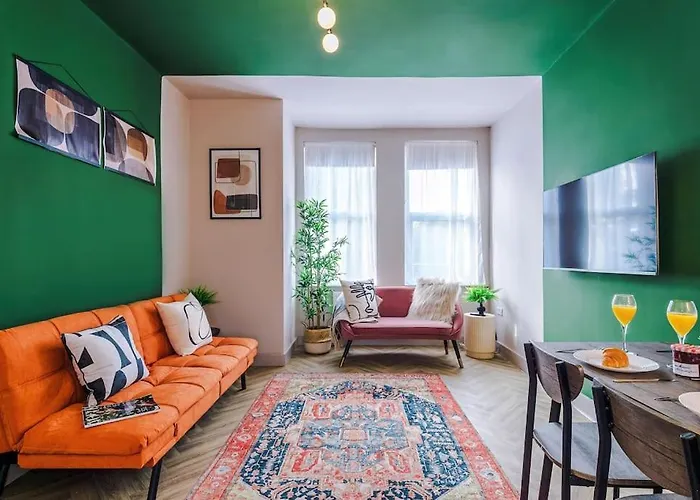Modern 4-Bedroom In Manchester