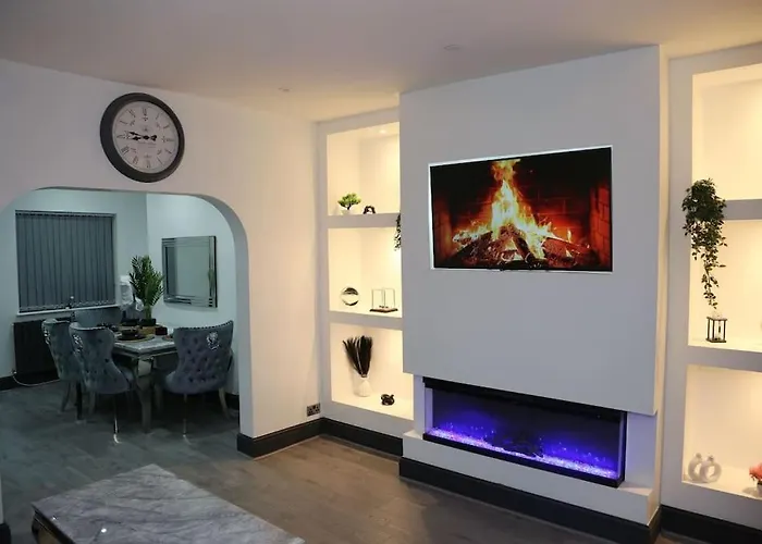 Full, Modern Family House In Salford