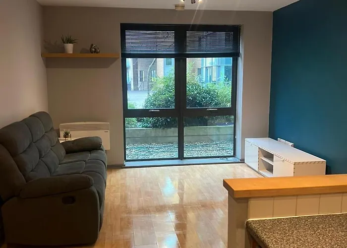 Central Mcr, Large 2 Bedroom Apartment, Parking!