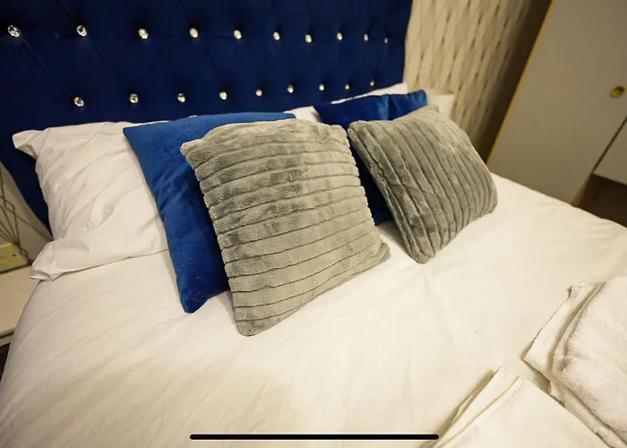 Modern Luxury 2 Bed Apartment, Sleeps 6
