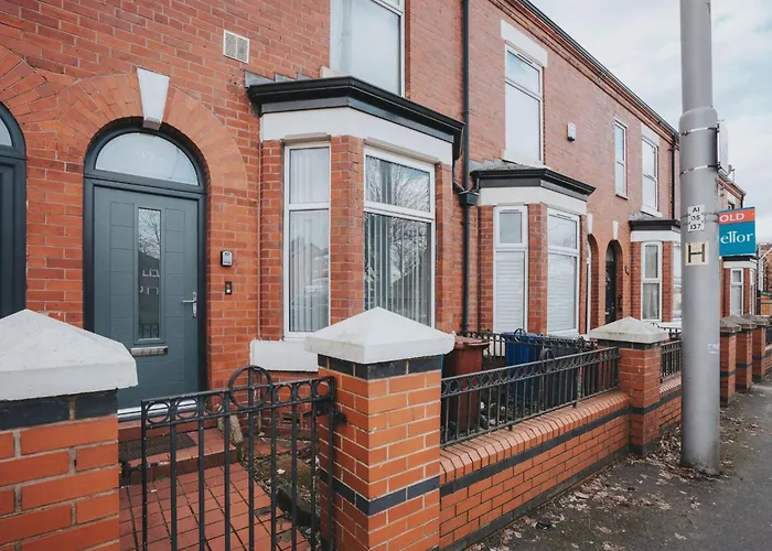 Spacious 4-Bedroom Manchester Retreat With Garden
