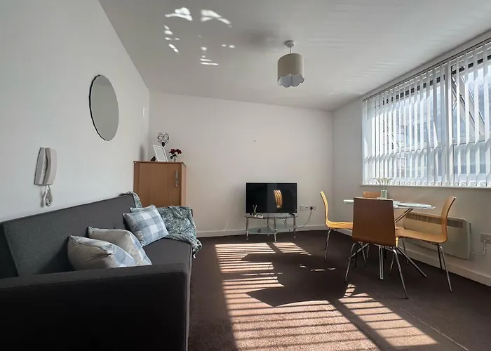 Chic Trafford Apartment, Private Underground Parking, Fast Wi-Fi, Self Check-In Anytime, 5 Mins To Old Trafford Stadium