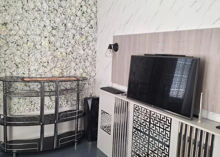 Stylish 1 Bedroom Flat Close To City Centre, Walking Distance To Heaton Park