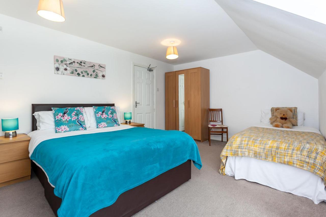5 Bed House 15 Min From Manchester! With Free Parking! *