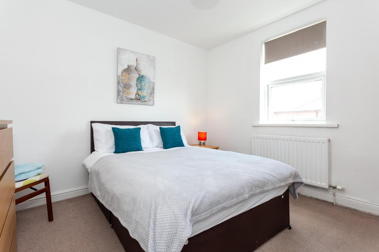 5 Bed House 15 Min From Manchester! With Free Parking! *