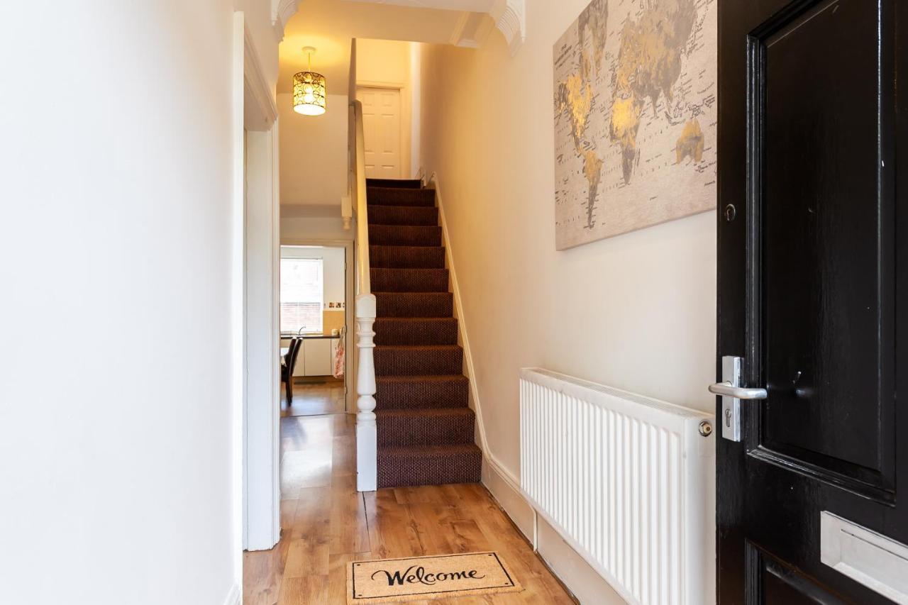 5 Bed House 15 Min From Manchester! With Free Parking! Holiday home *