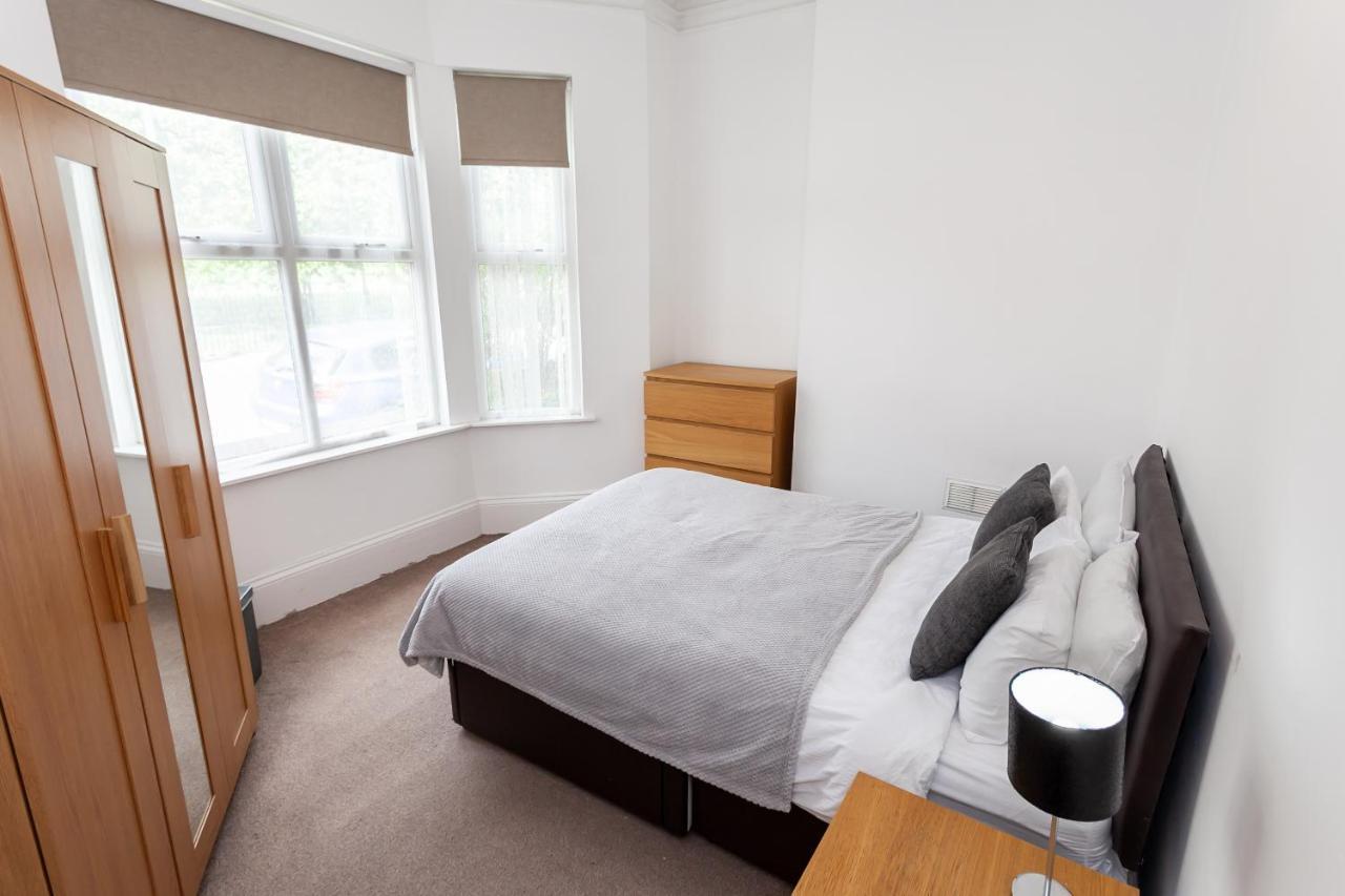 Holiday home 5 Bed House 15 Min From Manchester! With Free Parking! *