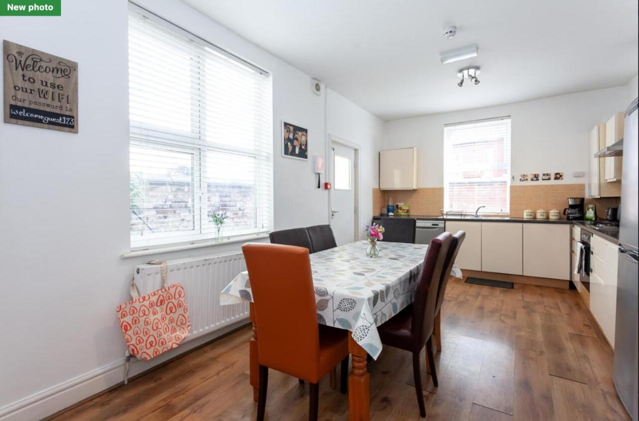 Holiday home 5 Bed House 15 Min From Manchester! With Free Parking!