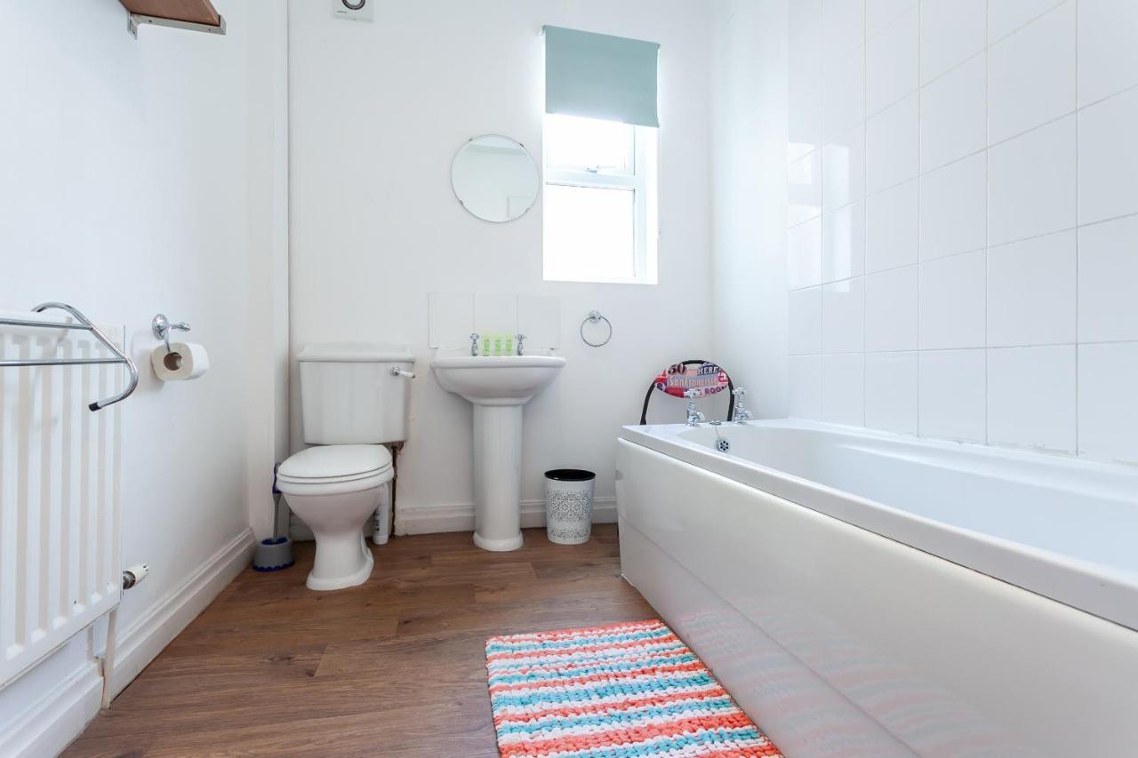 5 Bed House 15 Min From Manchester! With Free Parking! * Manchester