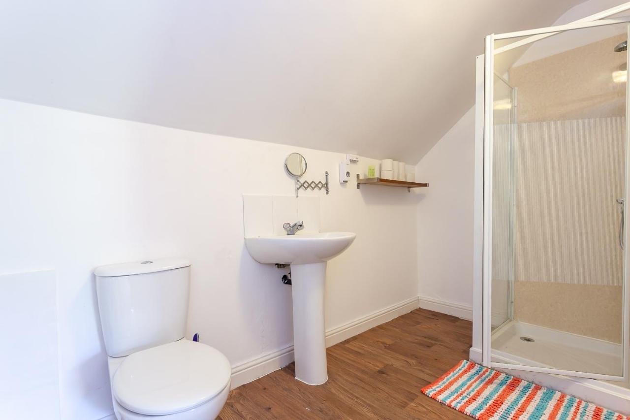5 Bed House 15 Min From Manchester! With Free Parking! * Manchester