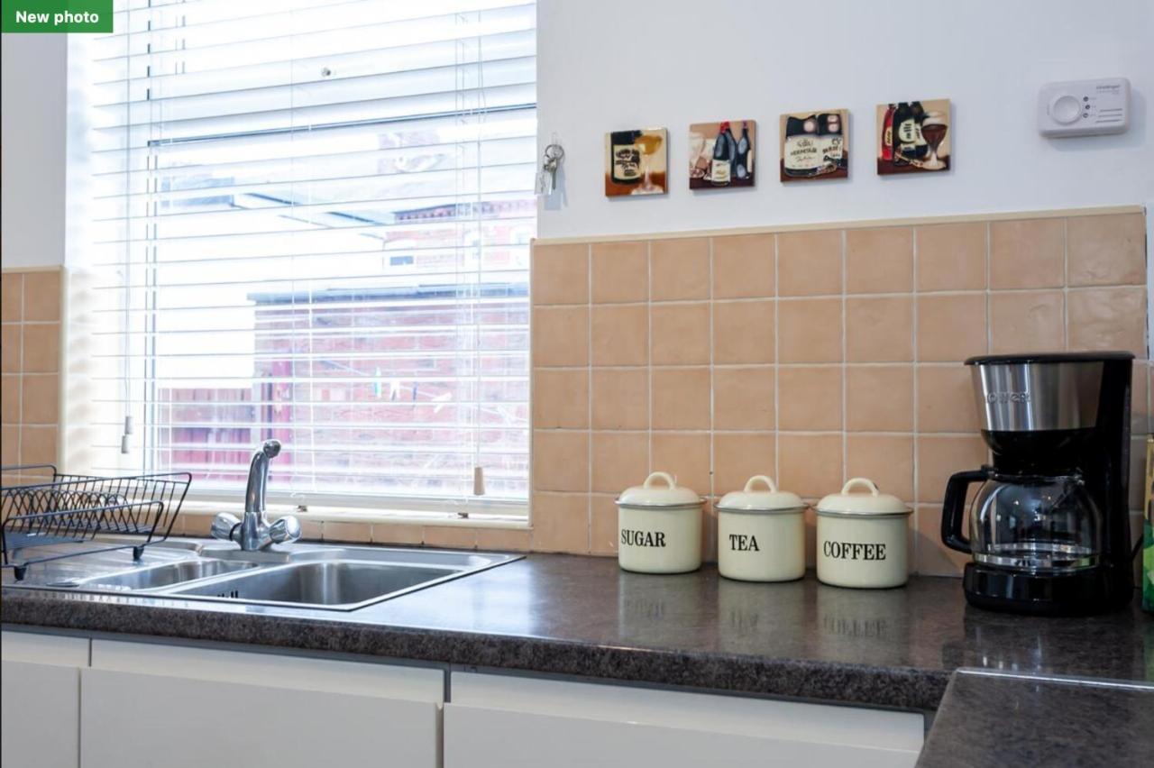 Holiday home 5 Bed House 15 Min From Manchester! With Free Parking! *