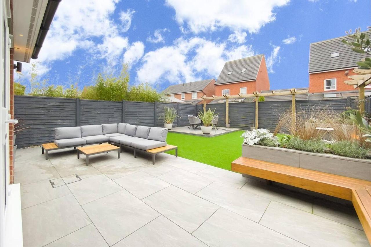 Stunning 4 Bed House With Cinema & Parking Manchester
