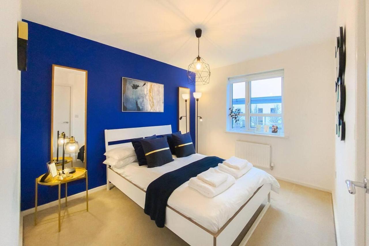 Stunning 4 Bed House With Cinema & Parking Holiday home *